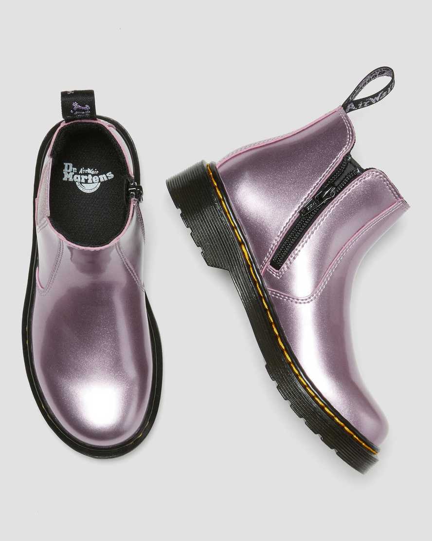 https://i1.adis.ws/i/drmartens/27020969.88.jpg?$large$Junior 2976 Metallic Chelsea Boots Dr. Martens