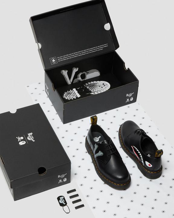 https://i1.adis.ws/i/drmartens/27044001.90.jpg?$large$CHAUSSURES 1461 A BATHING APE® x MASTERMIND JAPAN​ Dr. Martens