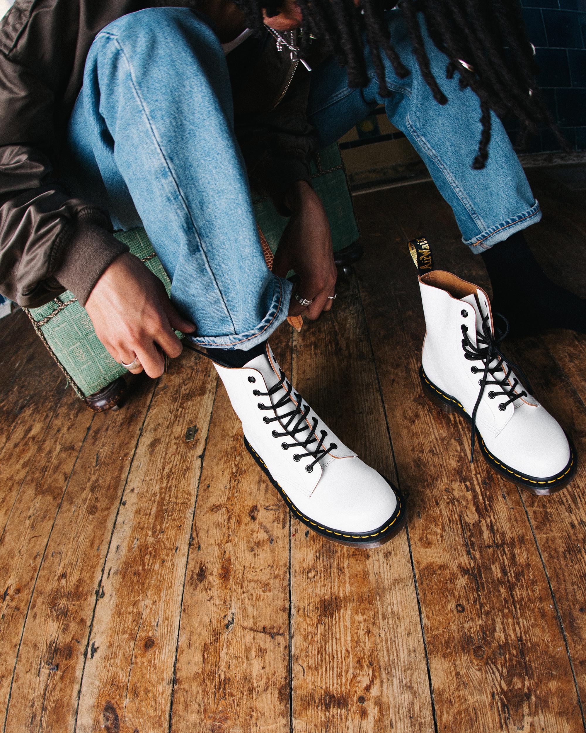 2976 Vintage Made In England Chelsea Boots in Black | Dr