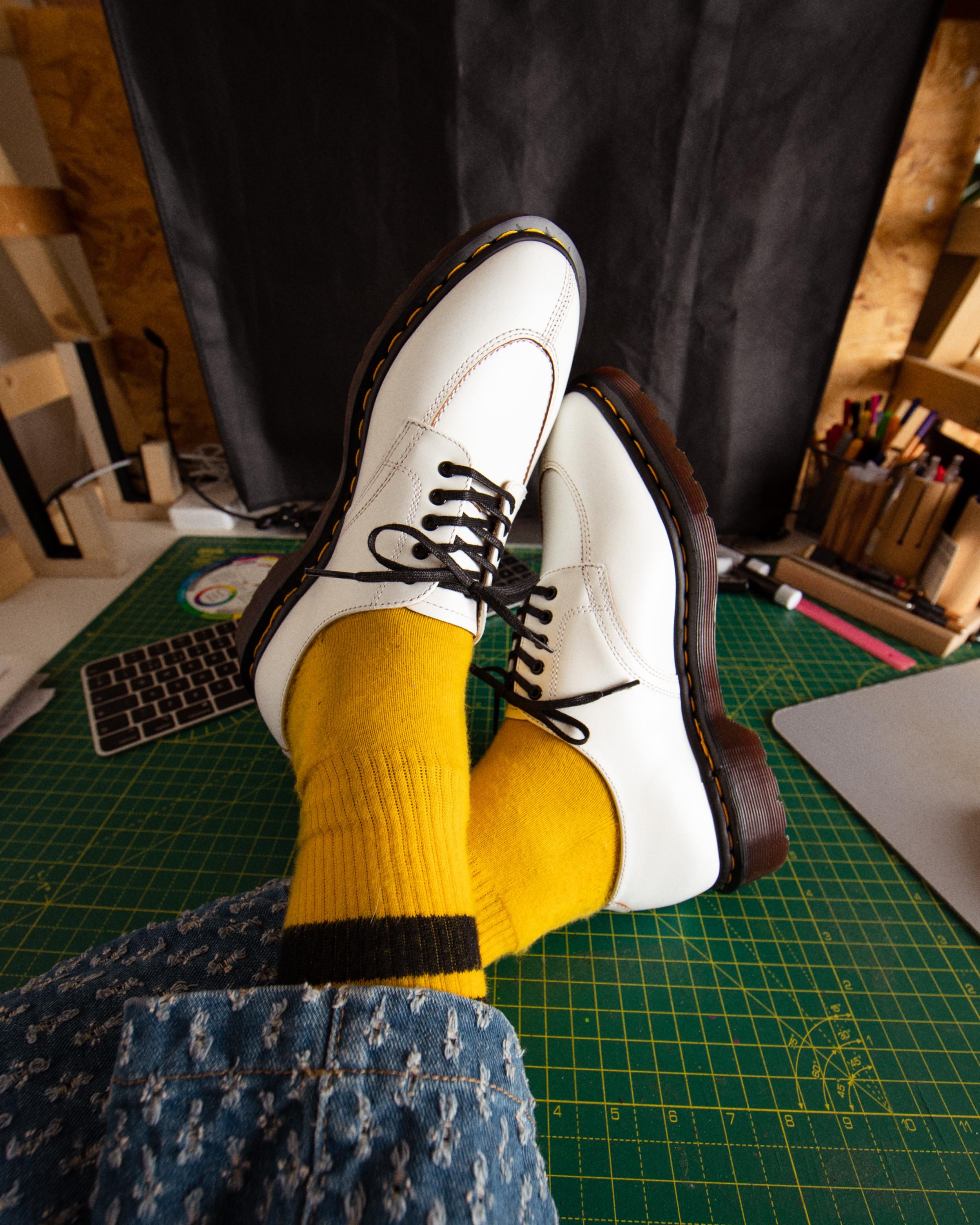 2046 Vintage Smooth Leather Oxford Shoes in White | Dr. Martens
