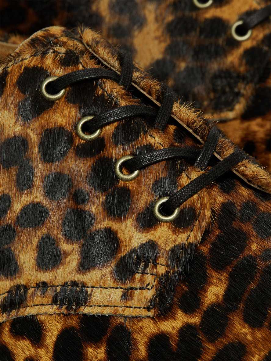 Chaussures Smiths en façon poulain à imprimé léopardChaussures Smiths en façon poulain à imprimé léopard Dr. Martens