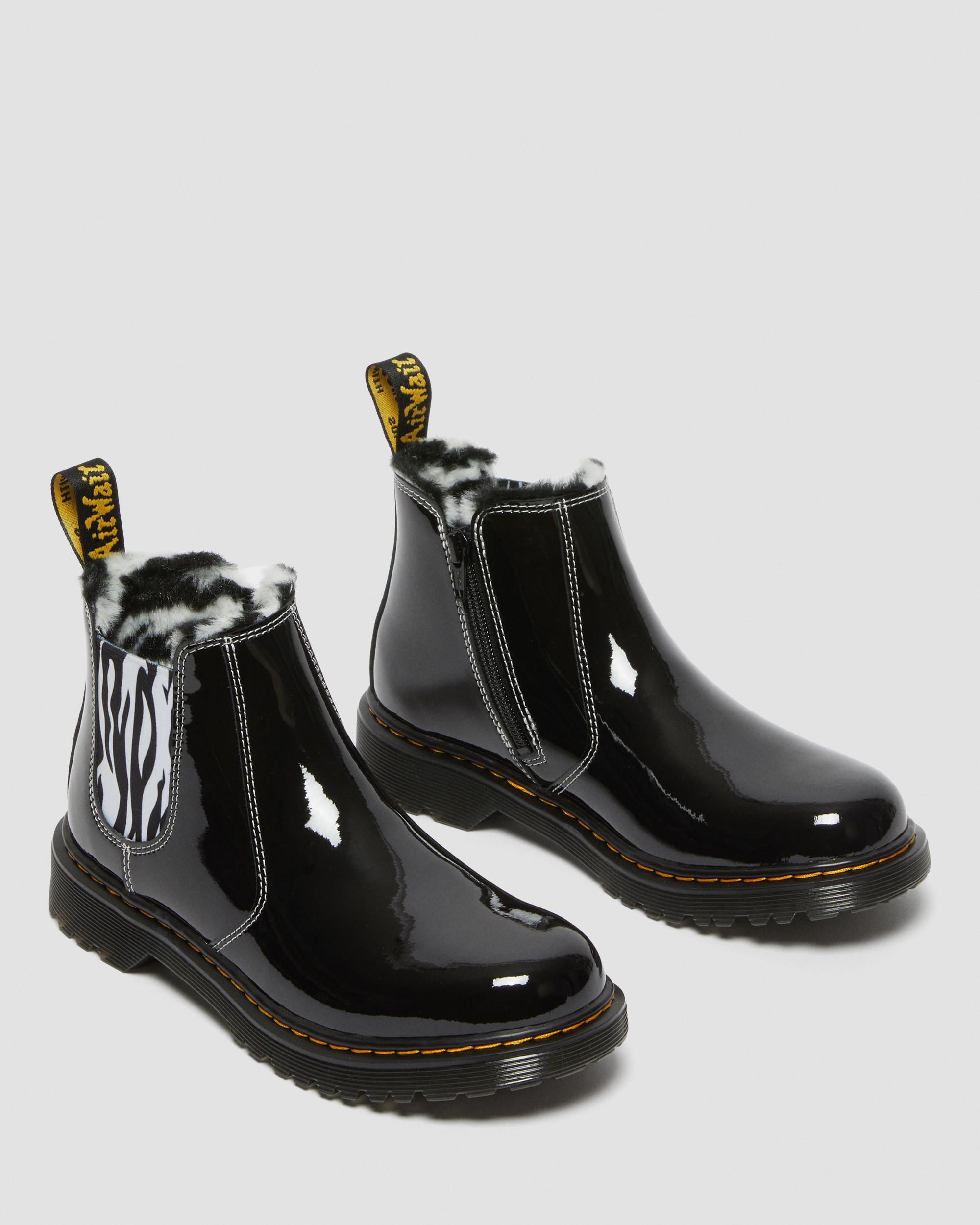 2976 Leonore J i svart lackläderJunior 2976 Leonore Patent Leather Chelsea Boots Dr. Martens