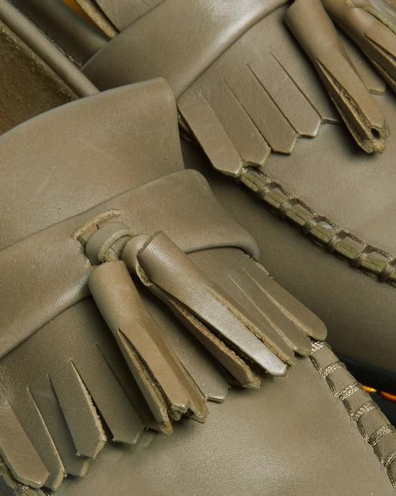Adrian-loafers i Carrara-læder med kvast i olivenfarveAdrian-loafers i Carrara-læder med kvast Dr. Martens