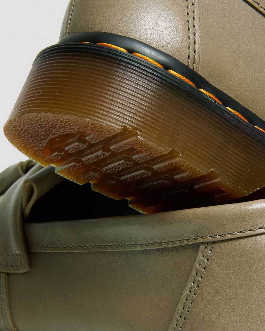 Adrian-loafers i Carrara-læder med kvast i olivenfarveAdrian-loafers i Carrara-læder med kvast Dr. Martens