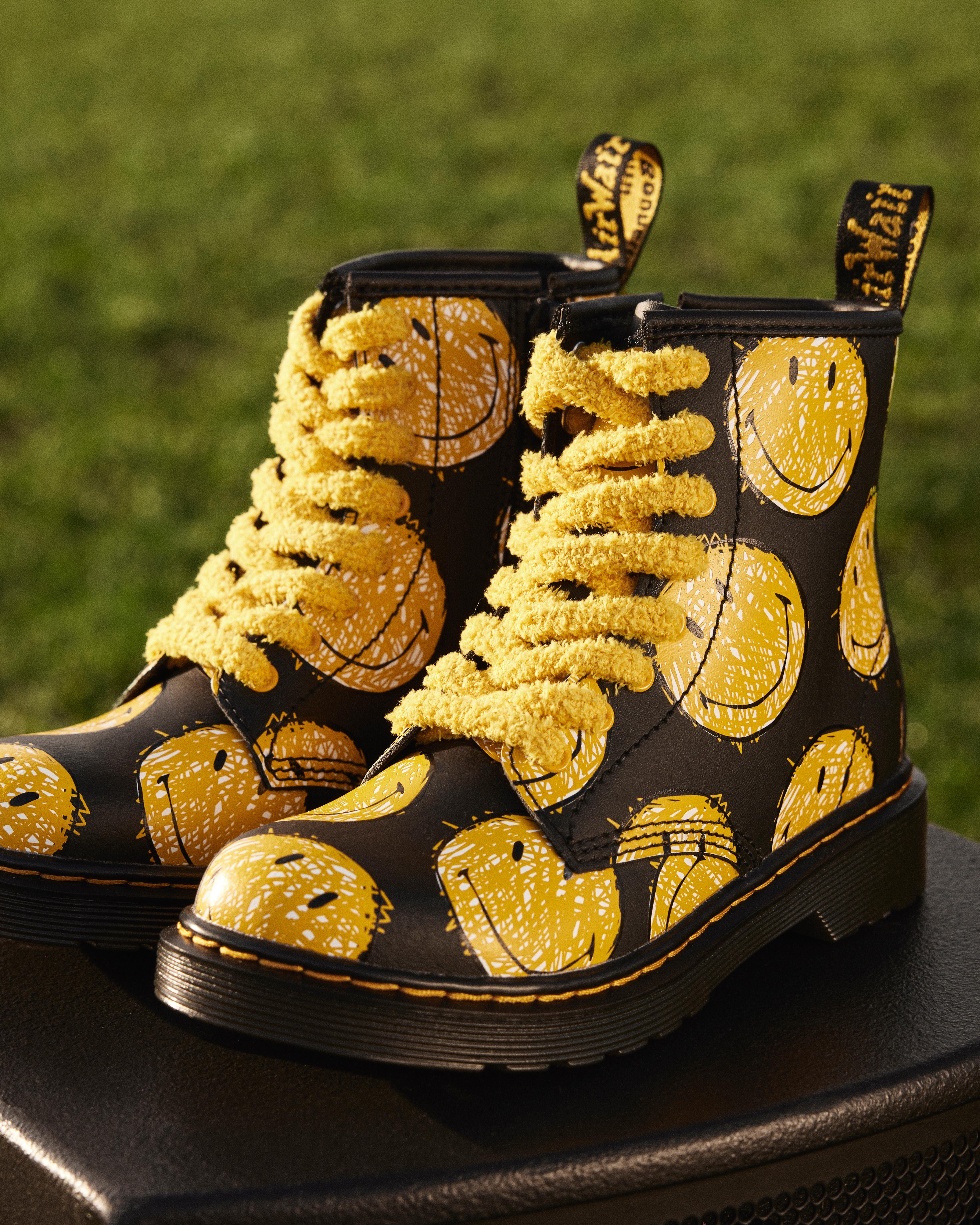 マーチンアップ Junior 1460 Smiley® Hydro Leather Lace Up Boots in {{color}} | Dr