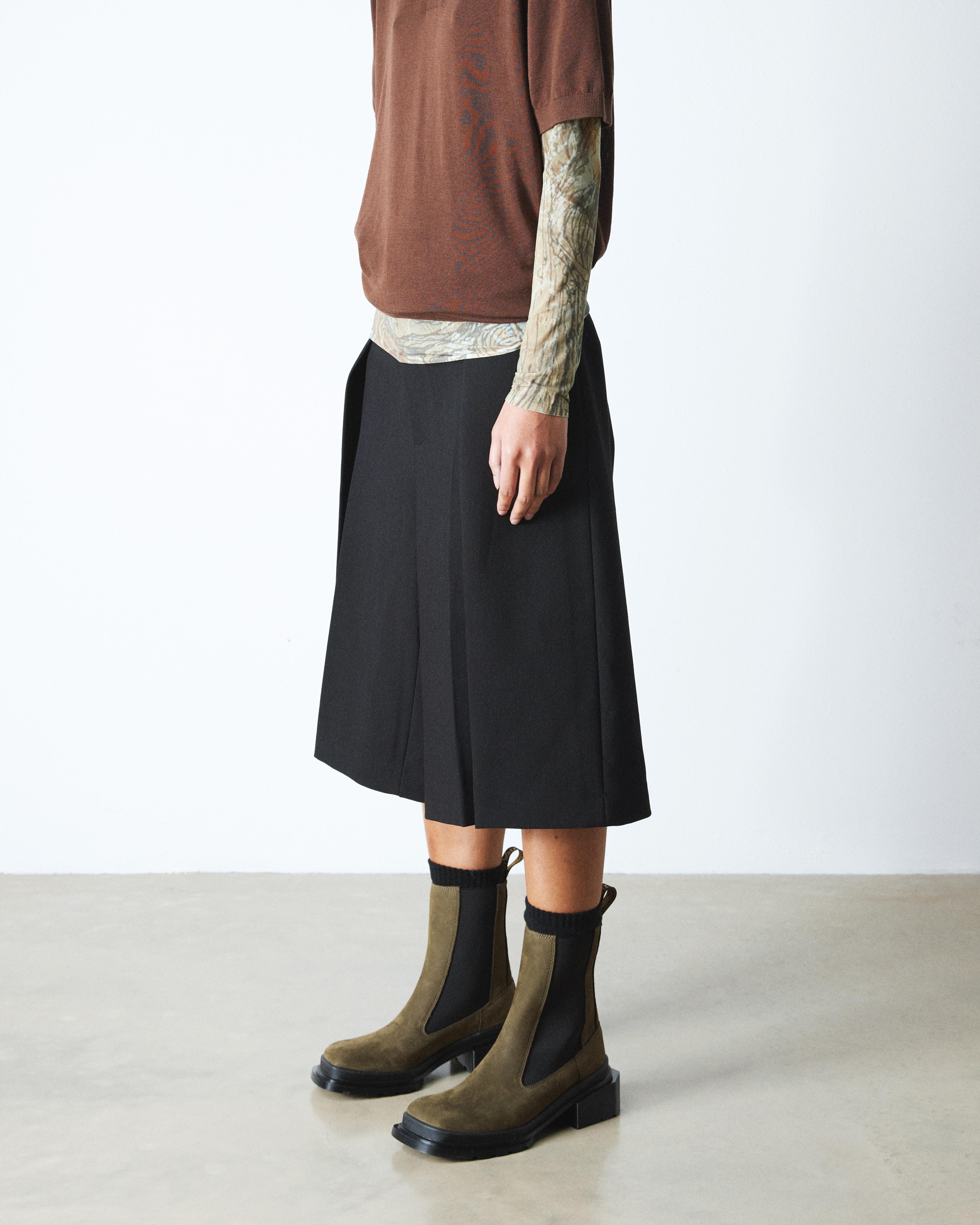 Maybole Buttersoft leather Chelsea boots in Olive