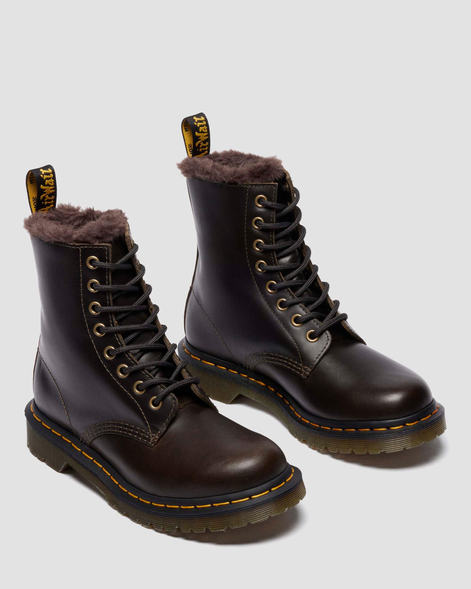 BOOTS 1460 SERENA EN CUIR ET FOURRURE SYNTHÉTIQUE in Marron Foncé