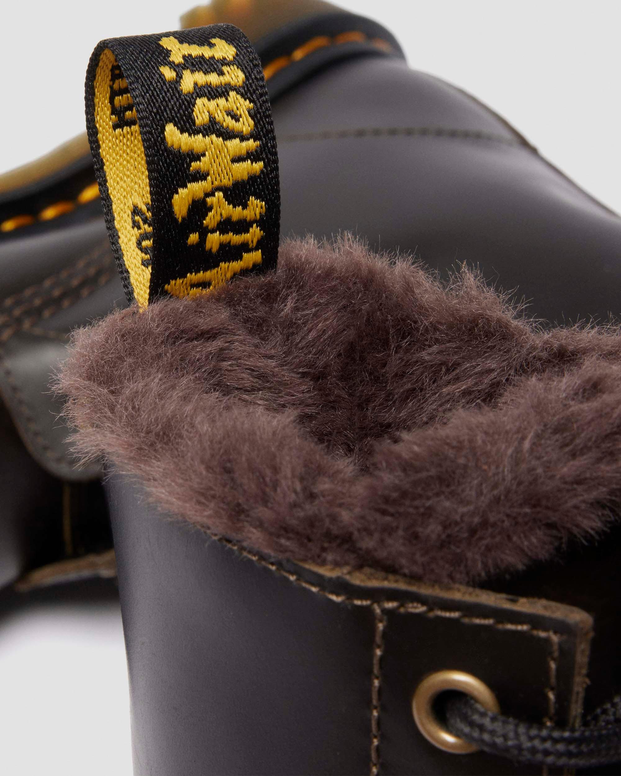 BOOTS 1460 SERENA EN CUIR ET FOURRURE SYNTHÉTIQUE in Marron Foncé