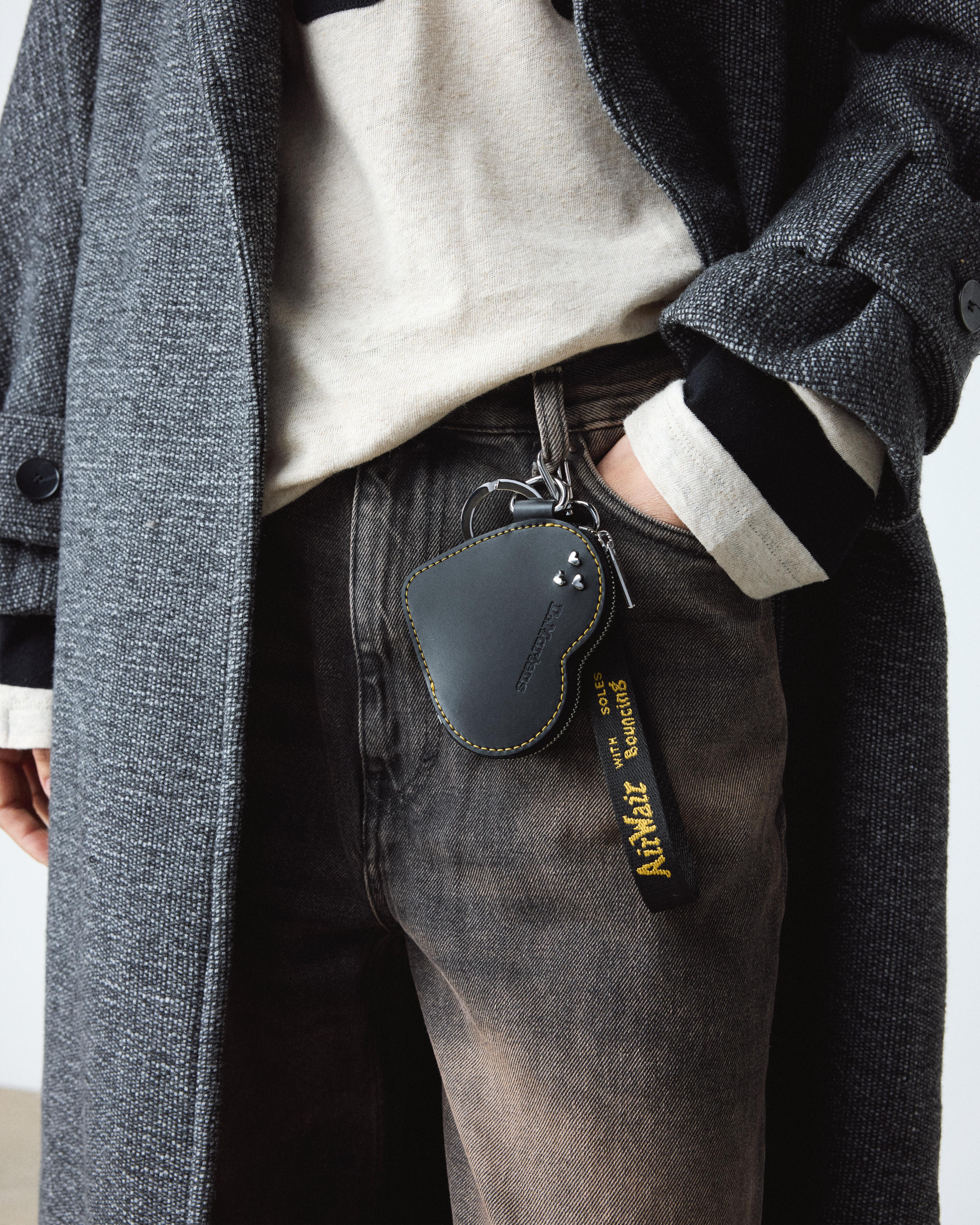 カジュアル【Dr.Martens】レザーハート型キーリング財布 Leather Heart Shaped Key Ring Purse in Black | Dr. Martens