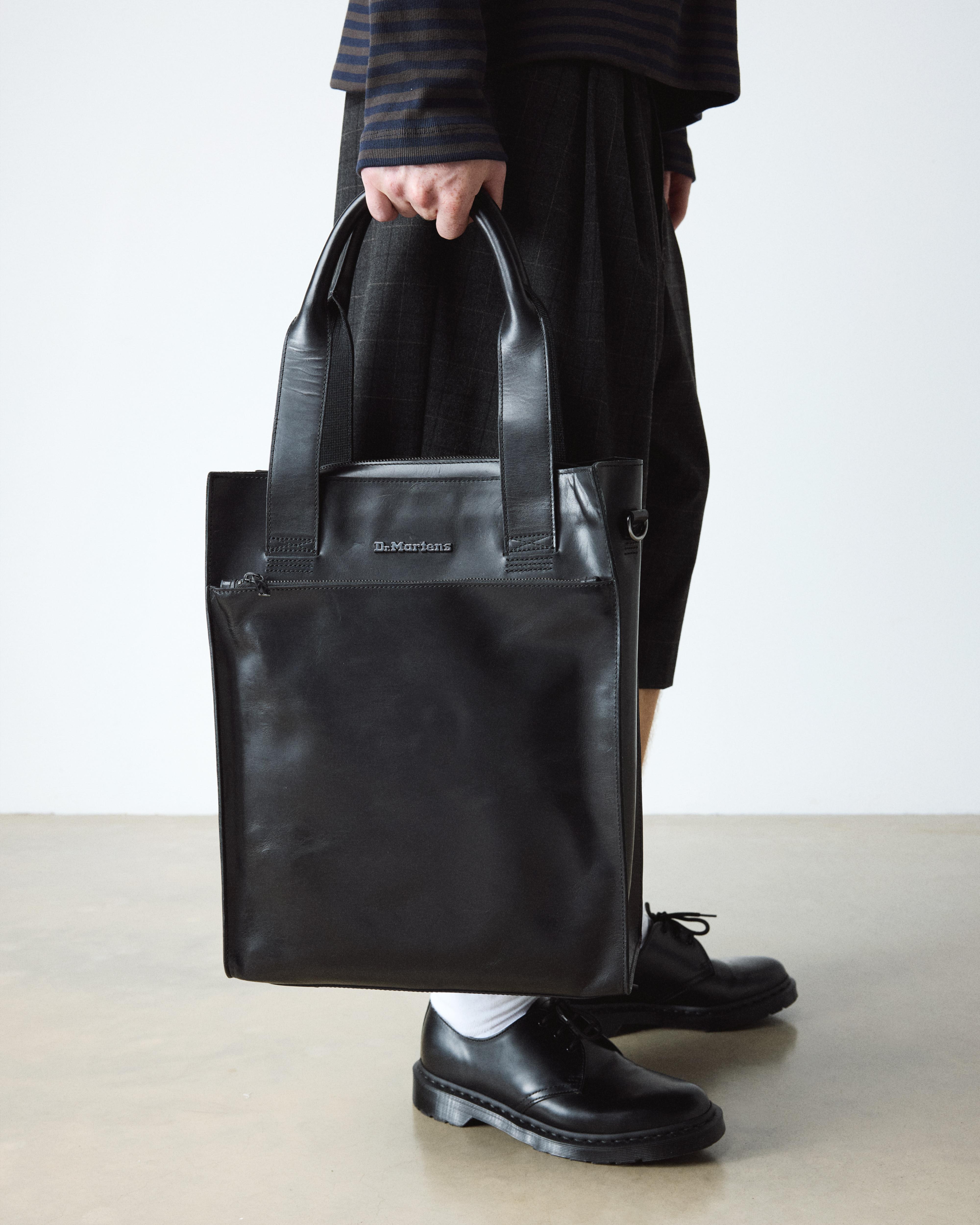 LEATHER TOTE BAG in Black | Dr. Martens