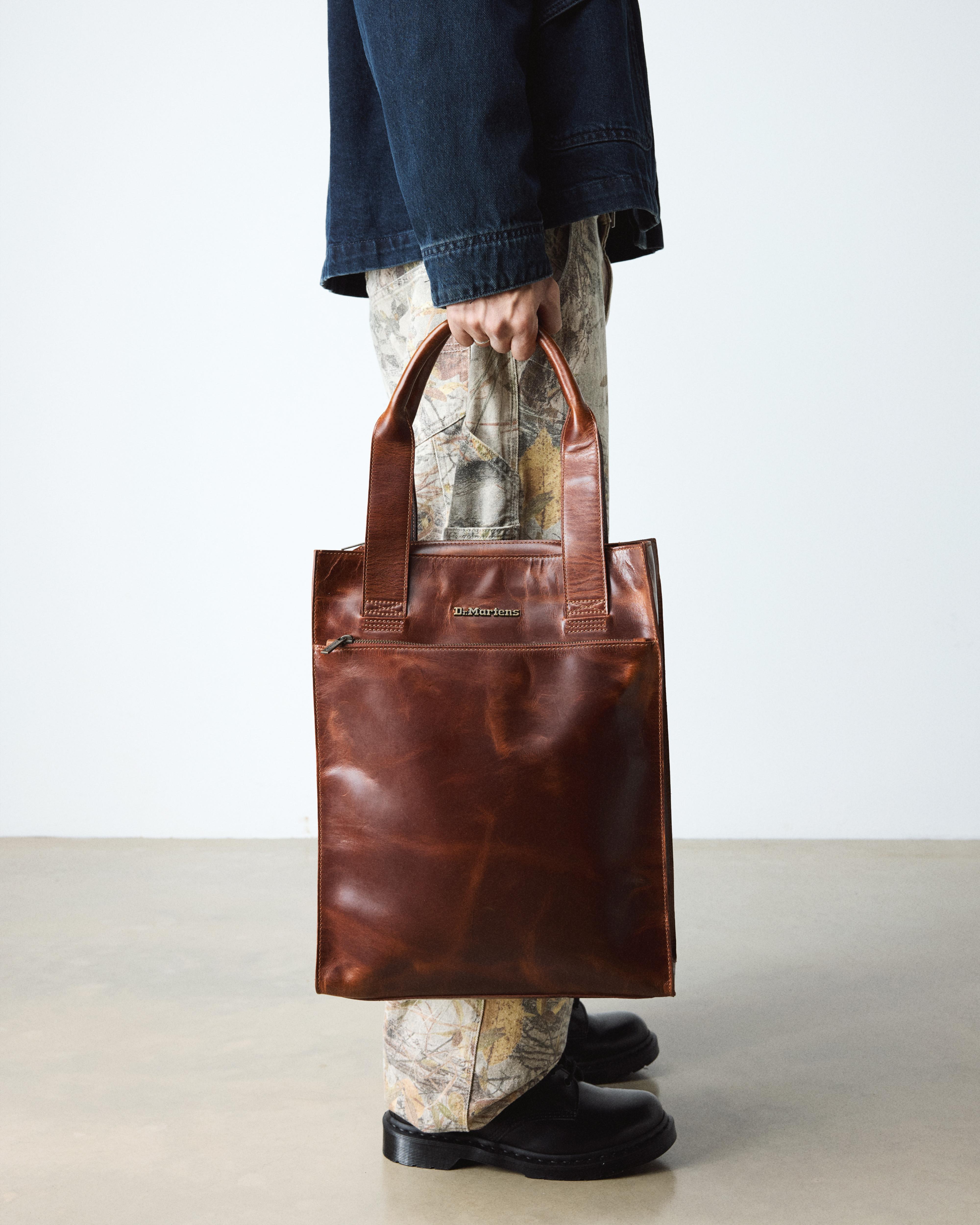 LEATHER TOTE BAG in Amber Tan | Dr. Martens