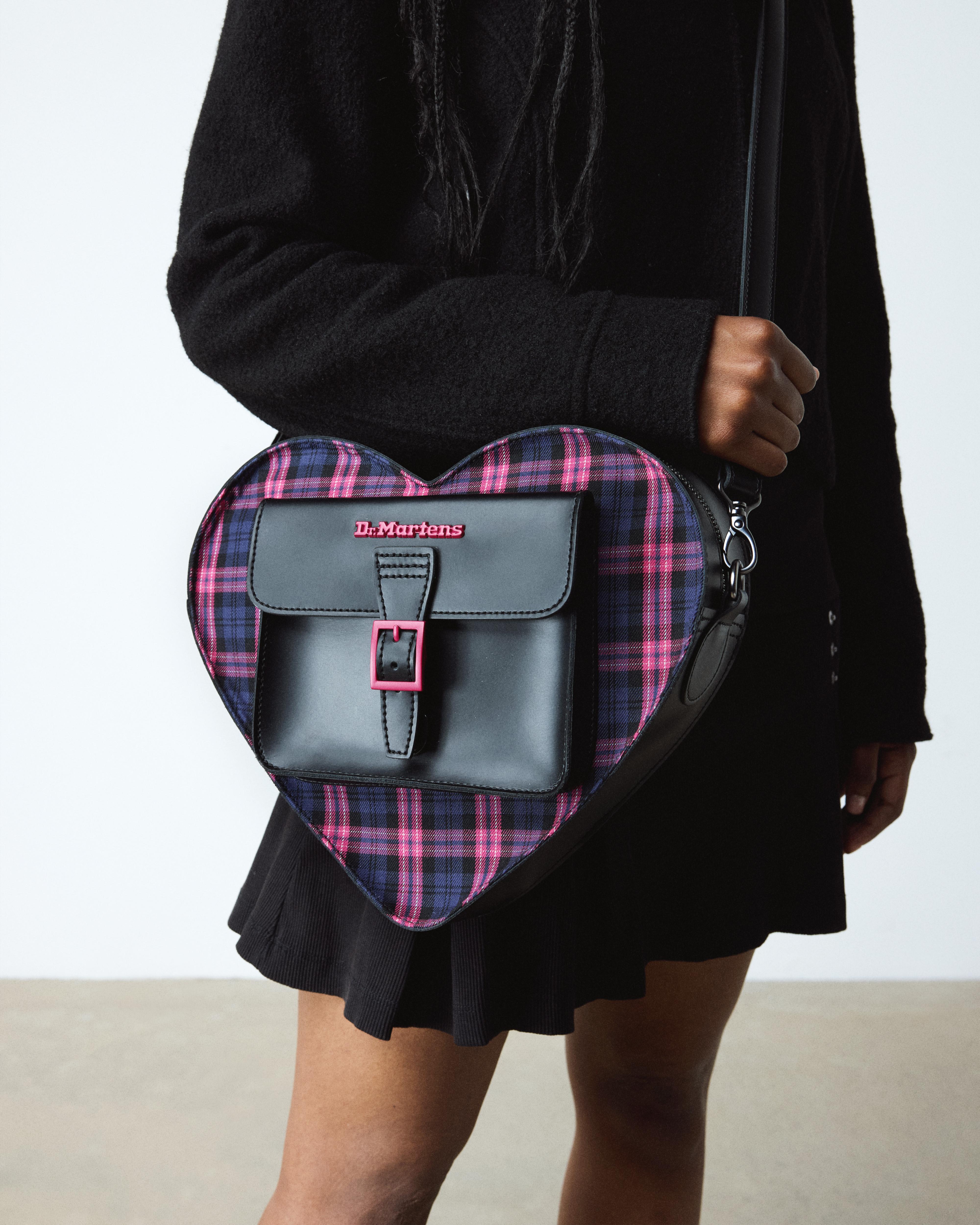 Dr.Martens ハート バックパック(BLACK+PINK) ショルダー ハート