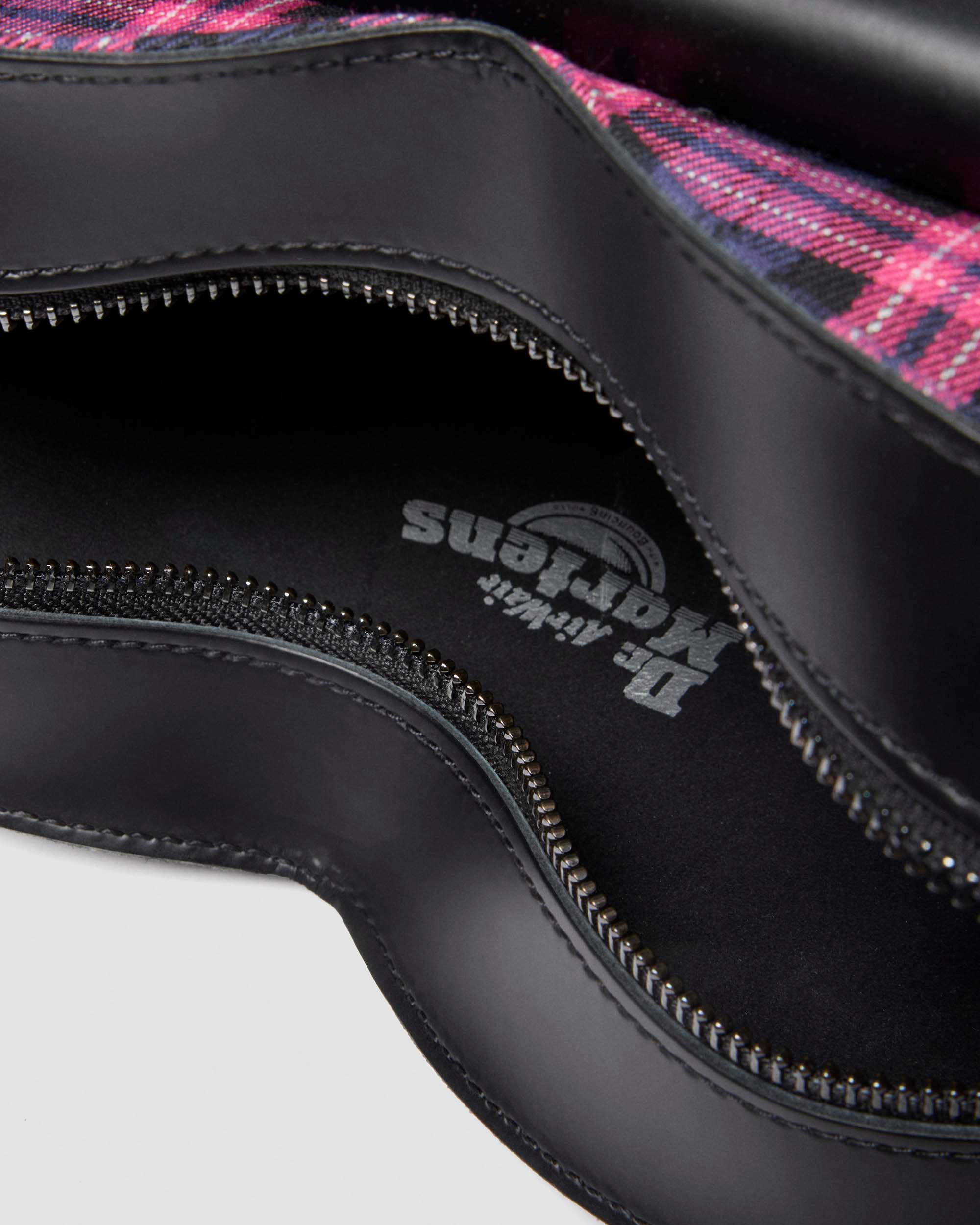 HEART BACKPACK in Black | Dr. Martens display picture 3