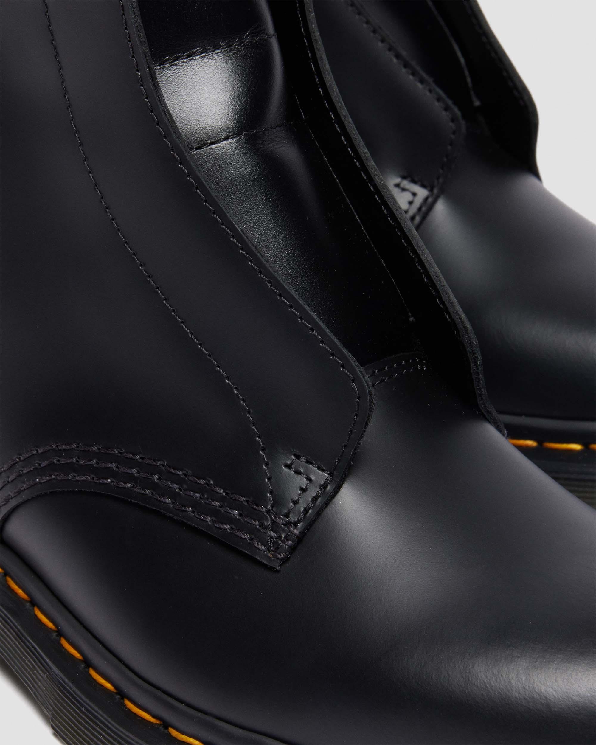 1460 LACELESS in Black | Dr. Martens