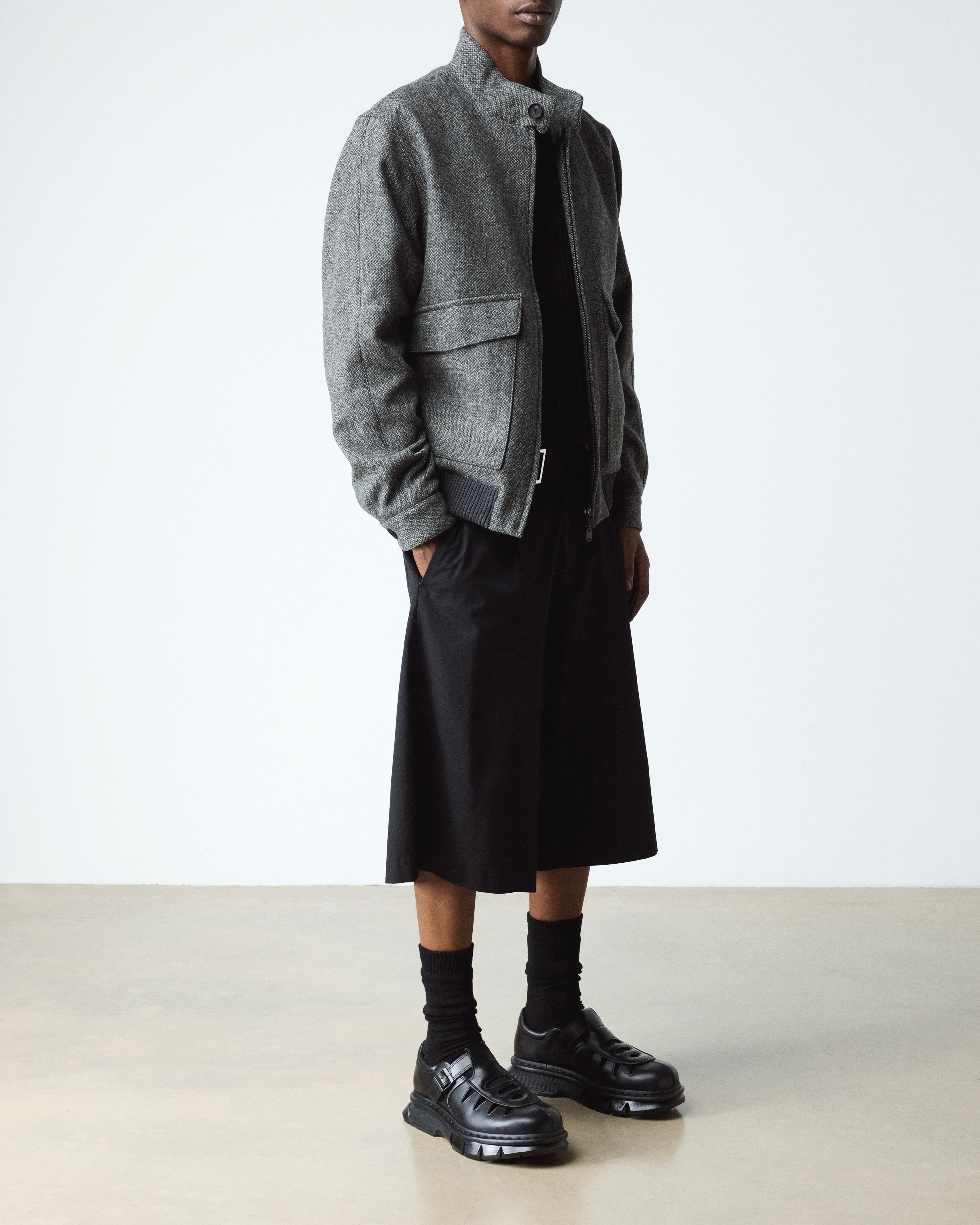 QUBIST Fisherman Shoes in Black