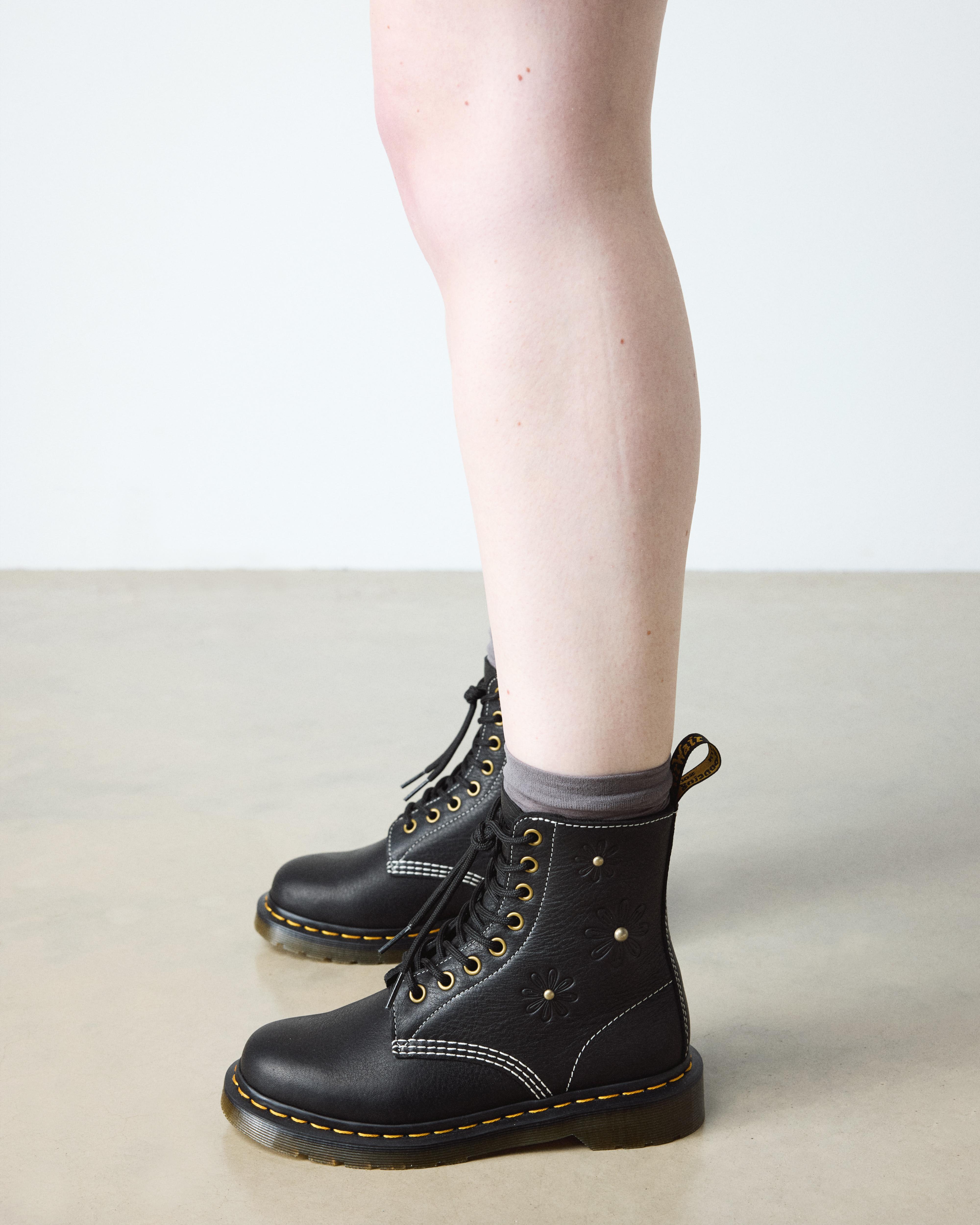 1460 Pascal Flower Grizzly Leather Boots in BLACK | Dr. Martens™