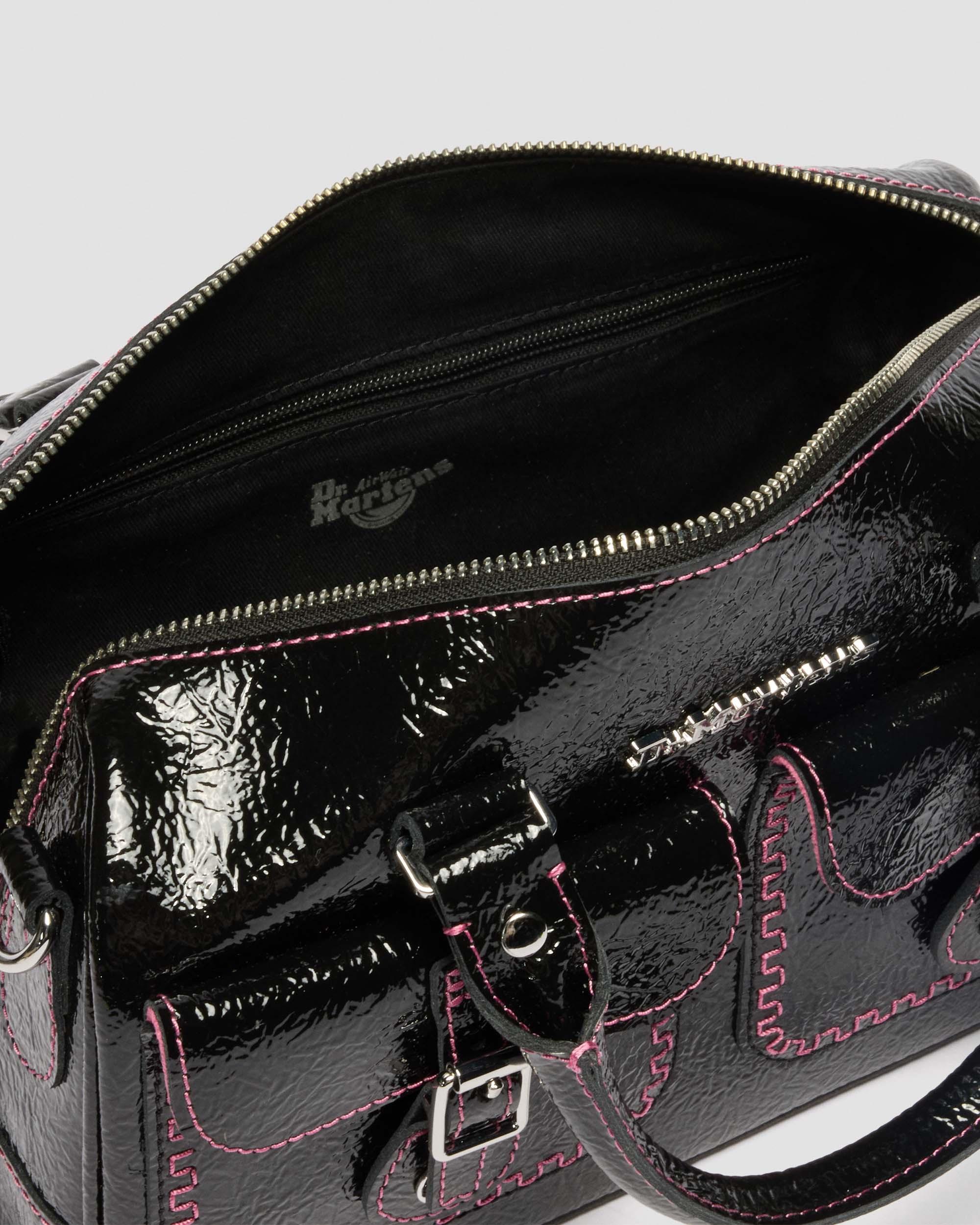 Väska med topphandtag i Distressed lackläder in Svart