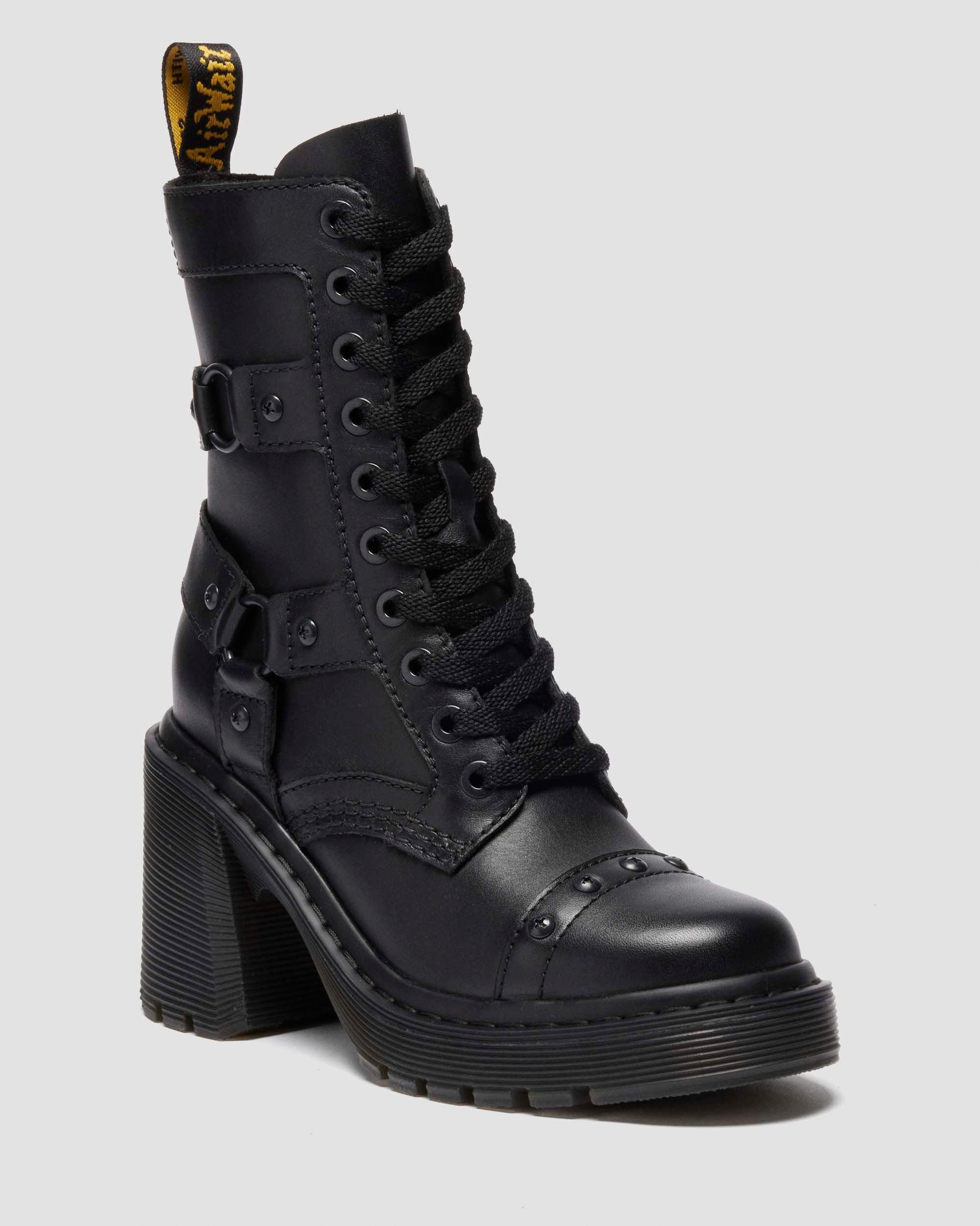 【スティービー】Dr. Martens CHESNEY 6タイ ブーツ Chesney Harness Sendal Leather Heeled Boots in Black | Dr. Martens