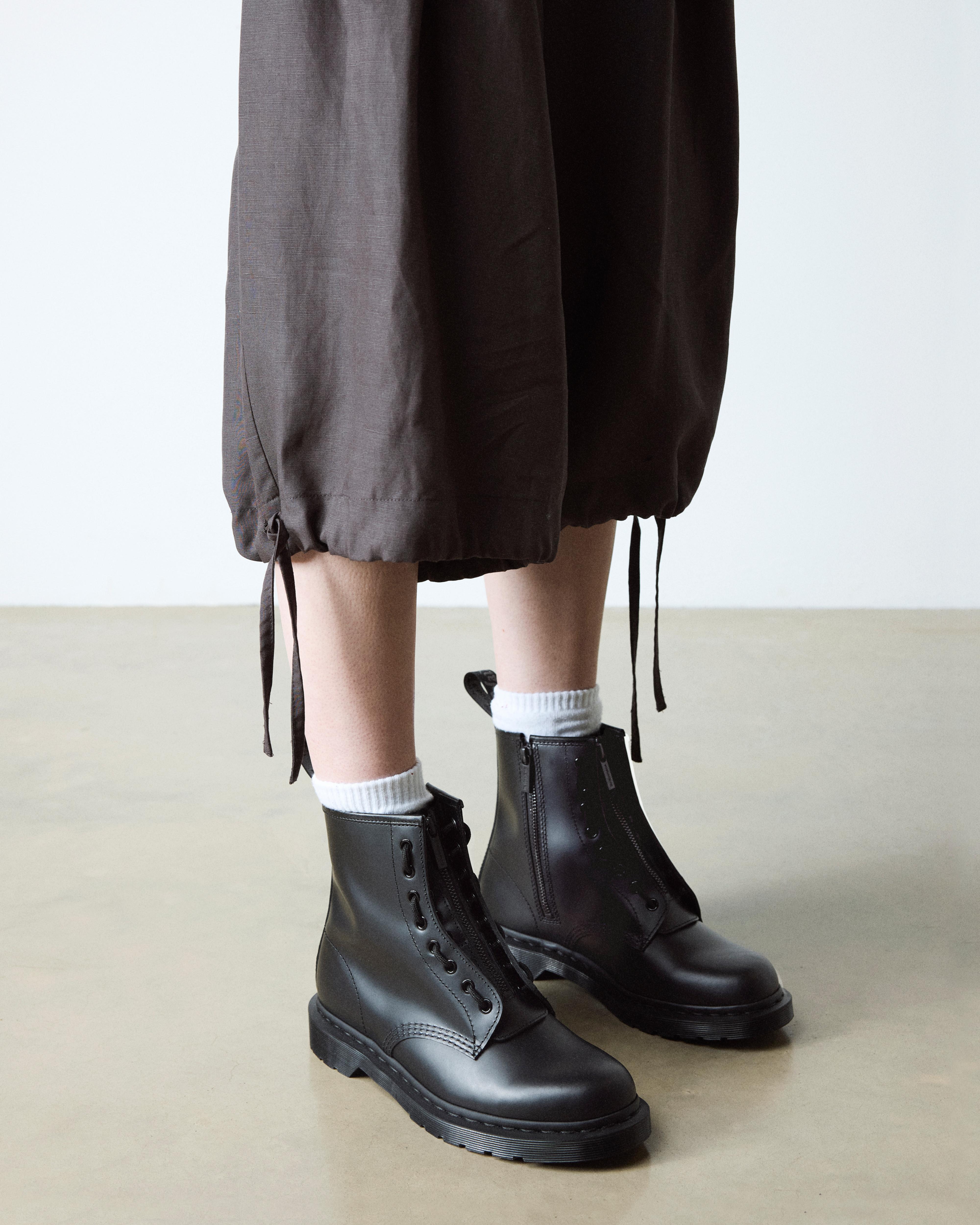 1460 ZIP MONOCHROME SMOOTH LEATHER BOOTS in BLACK | Dr. Martens™