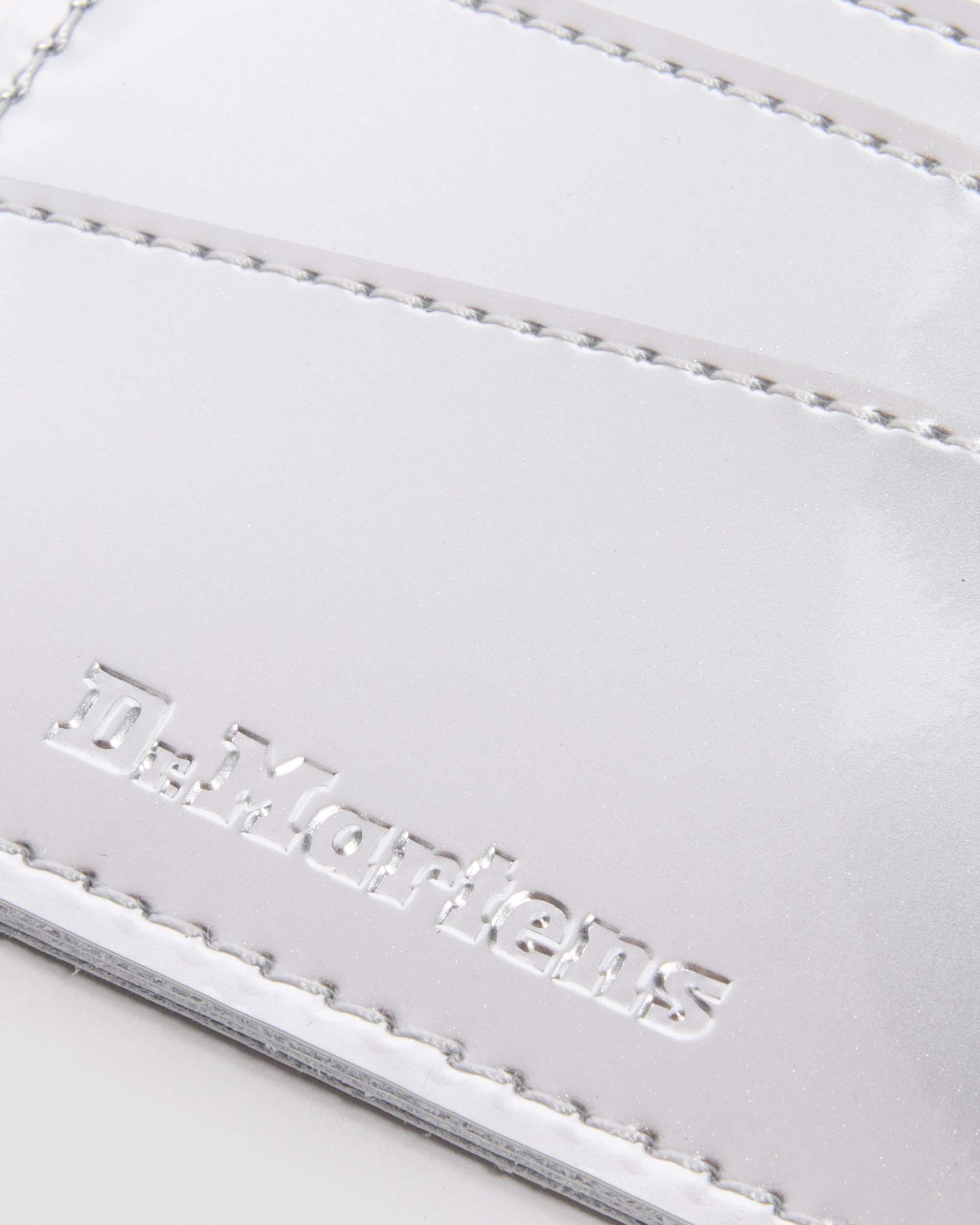 Pasjeshouder van Metallic Zilver Lamper Lakleer in Zilver