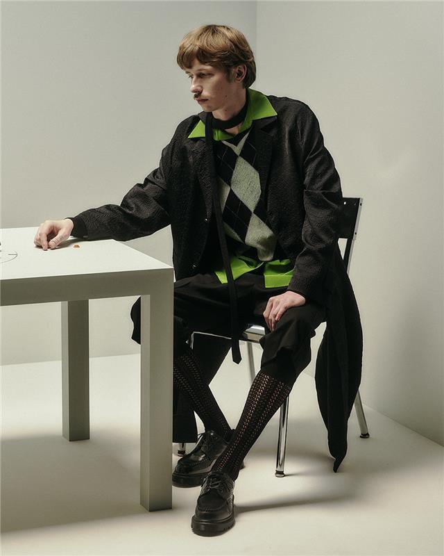 LOWELL BEAMS in Noir