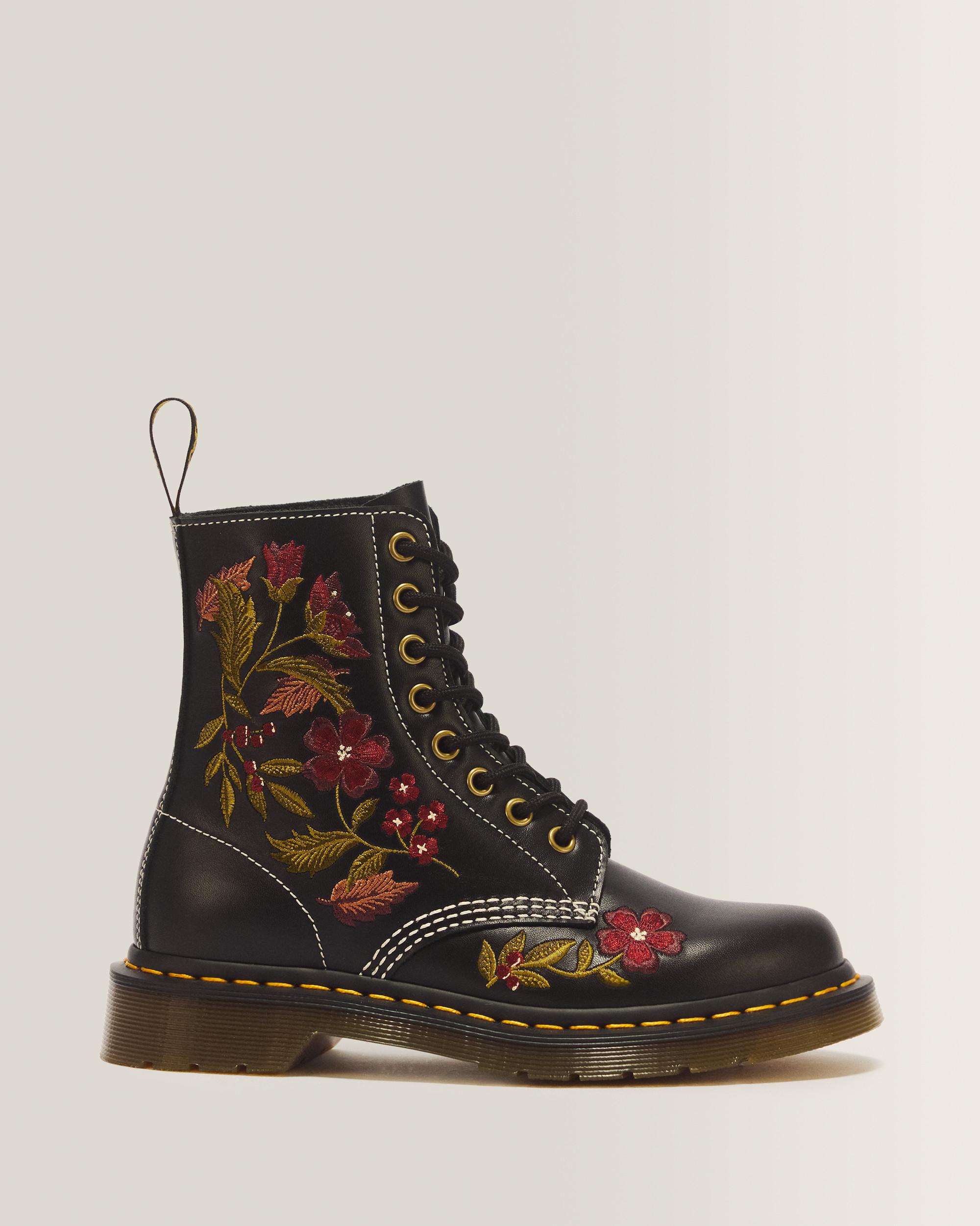Dr. Martens 1460 Pascal Wanama Leren Veterlaarzen Met Bloemen En Acht Veterogen in Zwart,