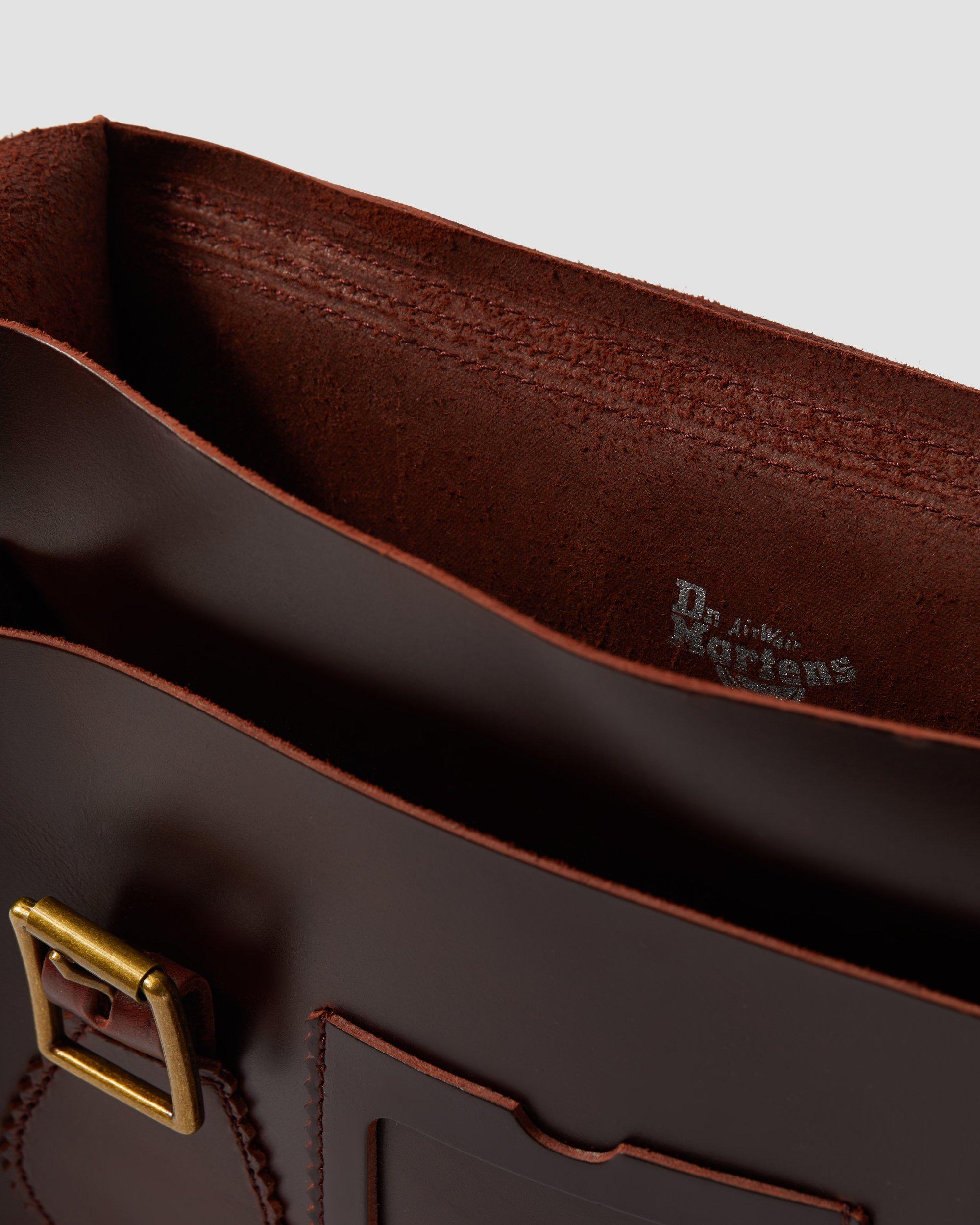 https://i1.adis.ws/i/drmartens/AB097230.89.jpg?$large$11 Inch Brando Leather Messenger Bag Dr. Martens