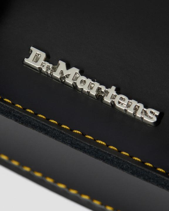 17,5 cm skuldertaske i Smooth Kiev-læder i sort17,5 cm skuldertaske i Smooth Kiev-læder Dr. Martens