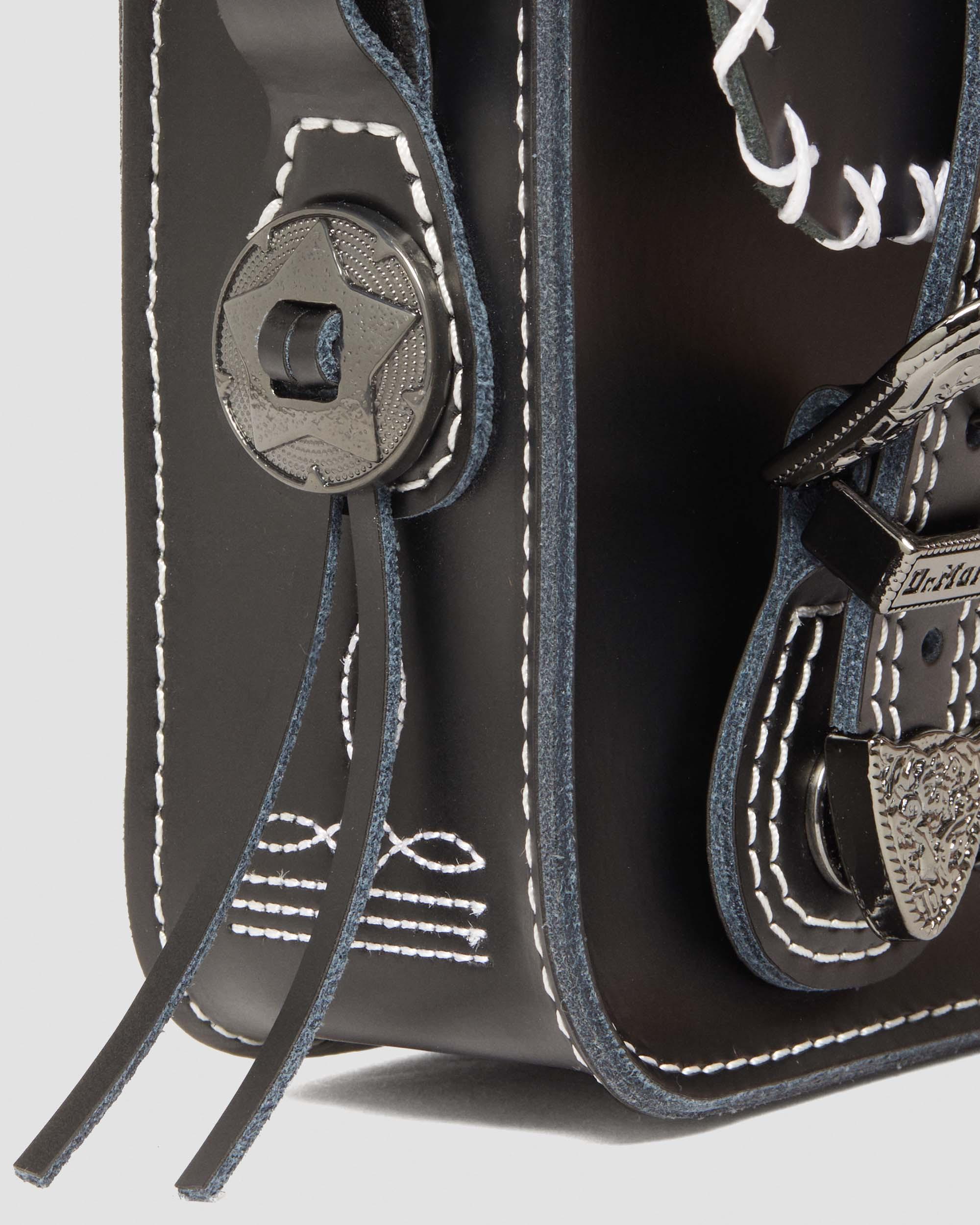 【oot】Dr. Martens ショルダーバッグ 黒 7 Inch Gothic Americana Leather Crossbody Bag in BLACK+BLACK | Dr