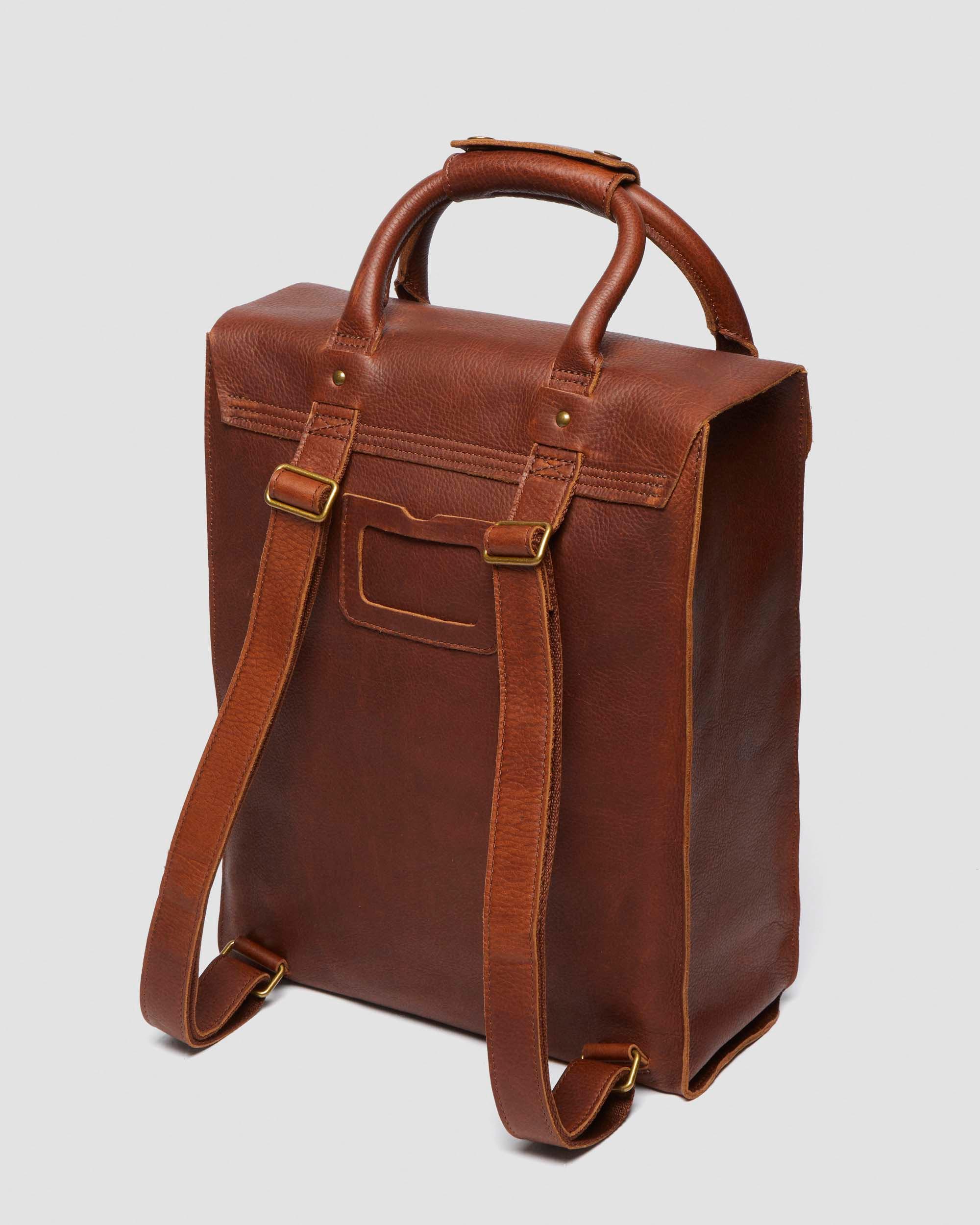 【DR MARTENS】AMBASSADOR レザーバックパック Ambassador Leather Backpack in Cashew | Dr. Martens