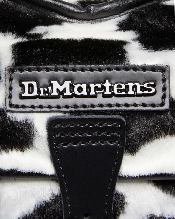 Hjärtformad väska med kotryck i Hair-On läderHjärtformad väska med kotryck i läder Dr. Martens