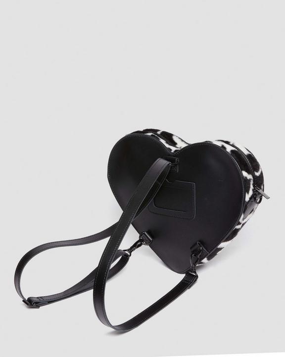 Hjärtformad väska med kotryck i Hair-On läderHjärtformad väska med kotryck i läder Dr. Martens