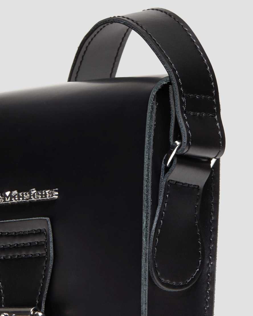 Vertical-skuldertaske i Smooth Kiev-læder i sortVertical-skuldertaske i Smooth Kiev-læder Dr. Martens