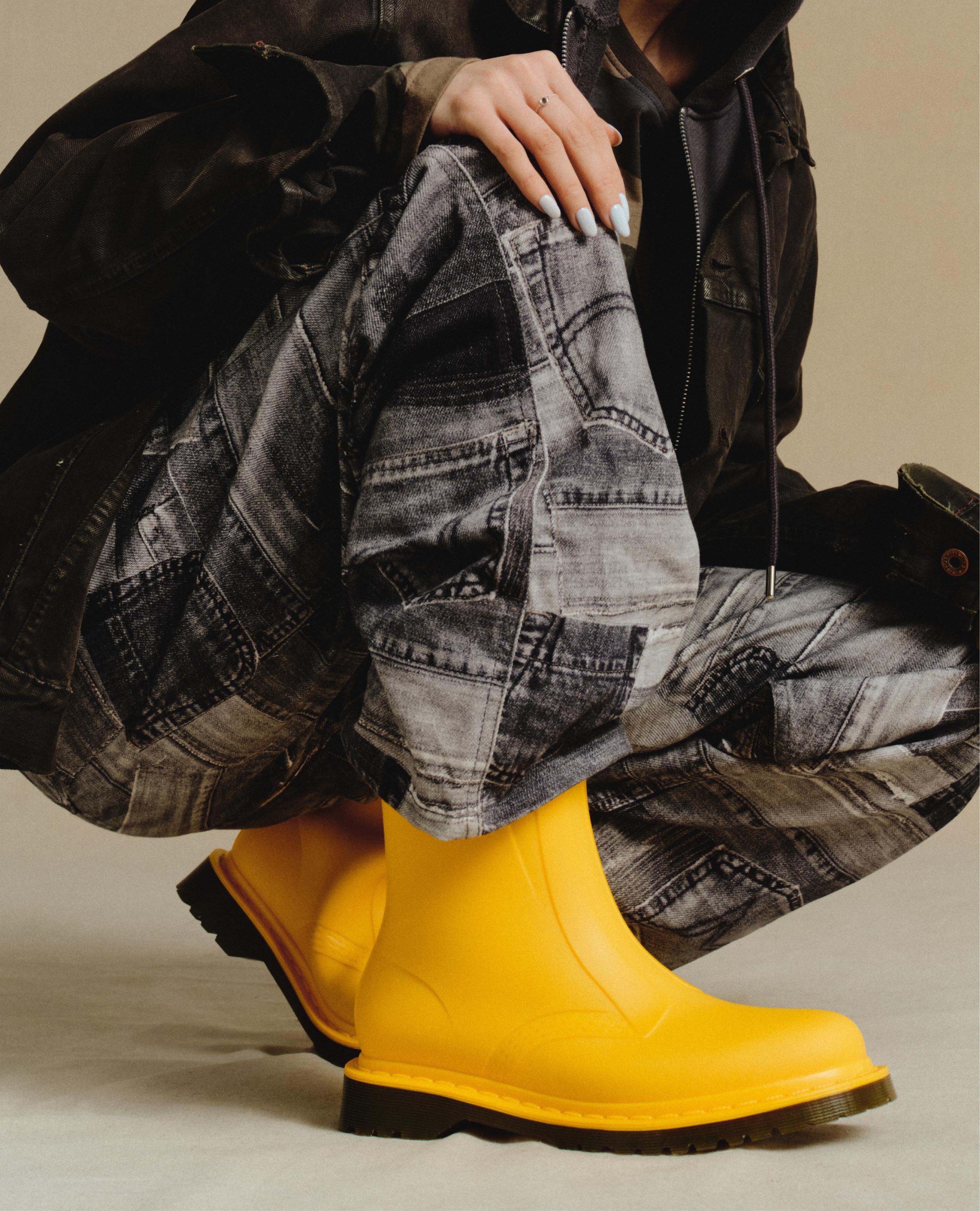 Botines de lluvia amarillos de goma, con vaqueros patchwork grises