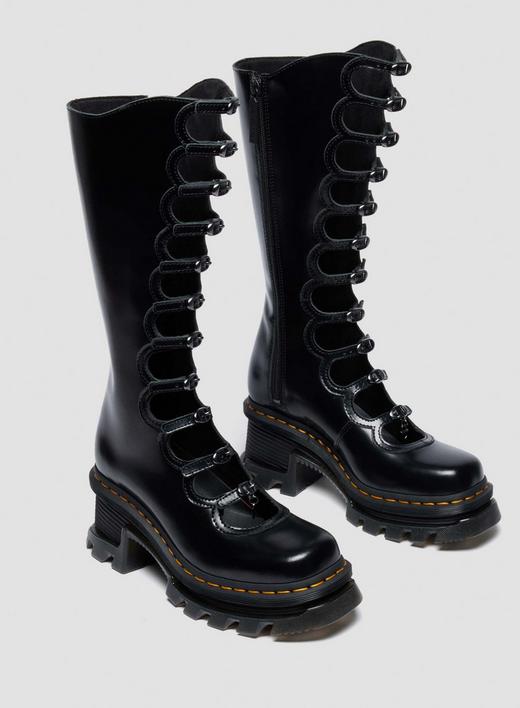 AW25_Marc_Jacobs_Launch_LP_Product_Black_Boot_Desktop_Mobile?w=966&fmt=auto&alt=default