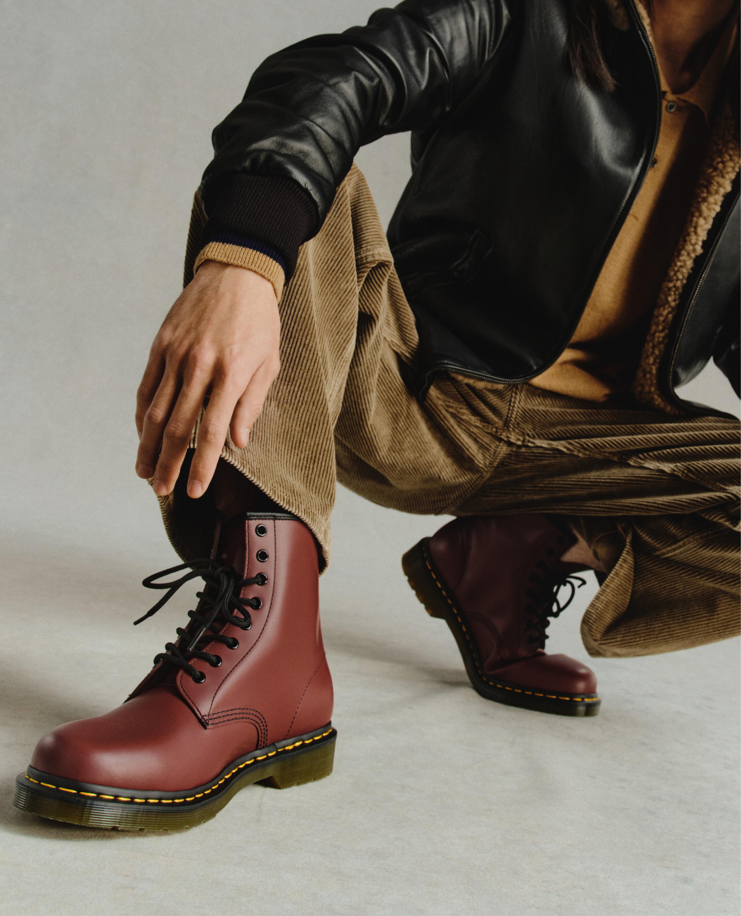 Botas de piel burdeos con cordones y pespunte amarillo, con pantalón de pana