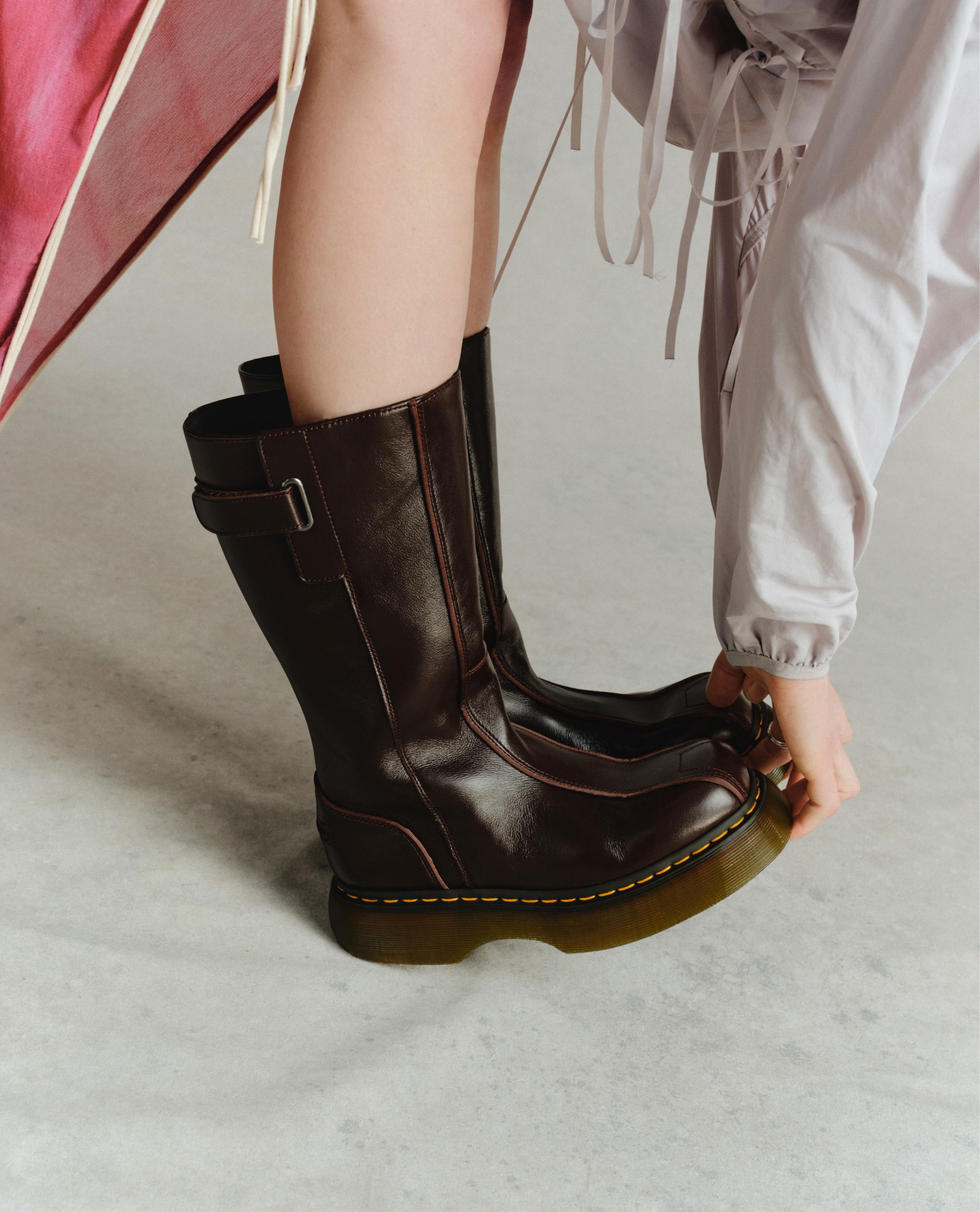 Botas de piel marrón oscuro a media pantorrilla con hebilla y costuras amarillas