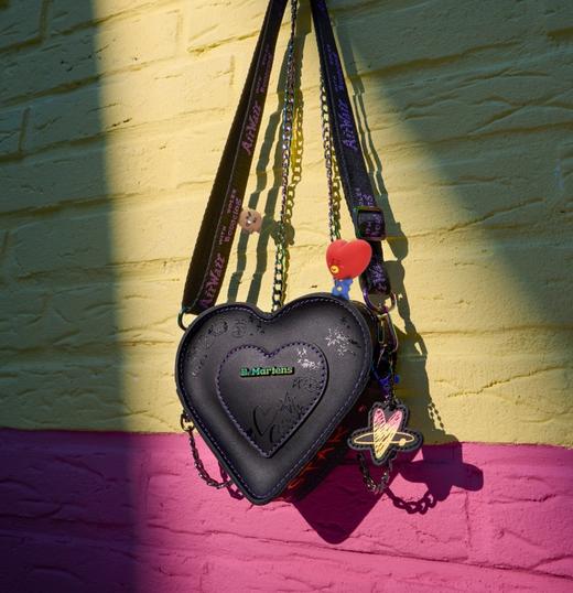 CLB_BT21_SIGNUP_BAG_DESKTOP?w=1920&fmt=auto&alt=default