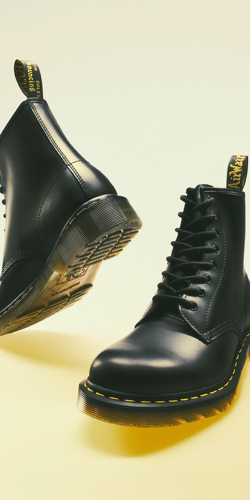 Schwarze Schnürboots aus Leder mit gelber Rahmennaht, Rillensohle und Fersenschlaufe
