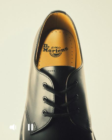 Schwarzer Leder-Schnürschuh mit gelber Innensohle und Dr. Martens AirWair-Branding