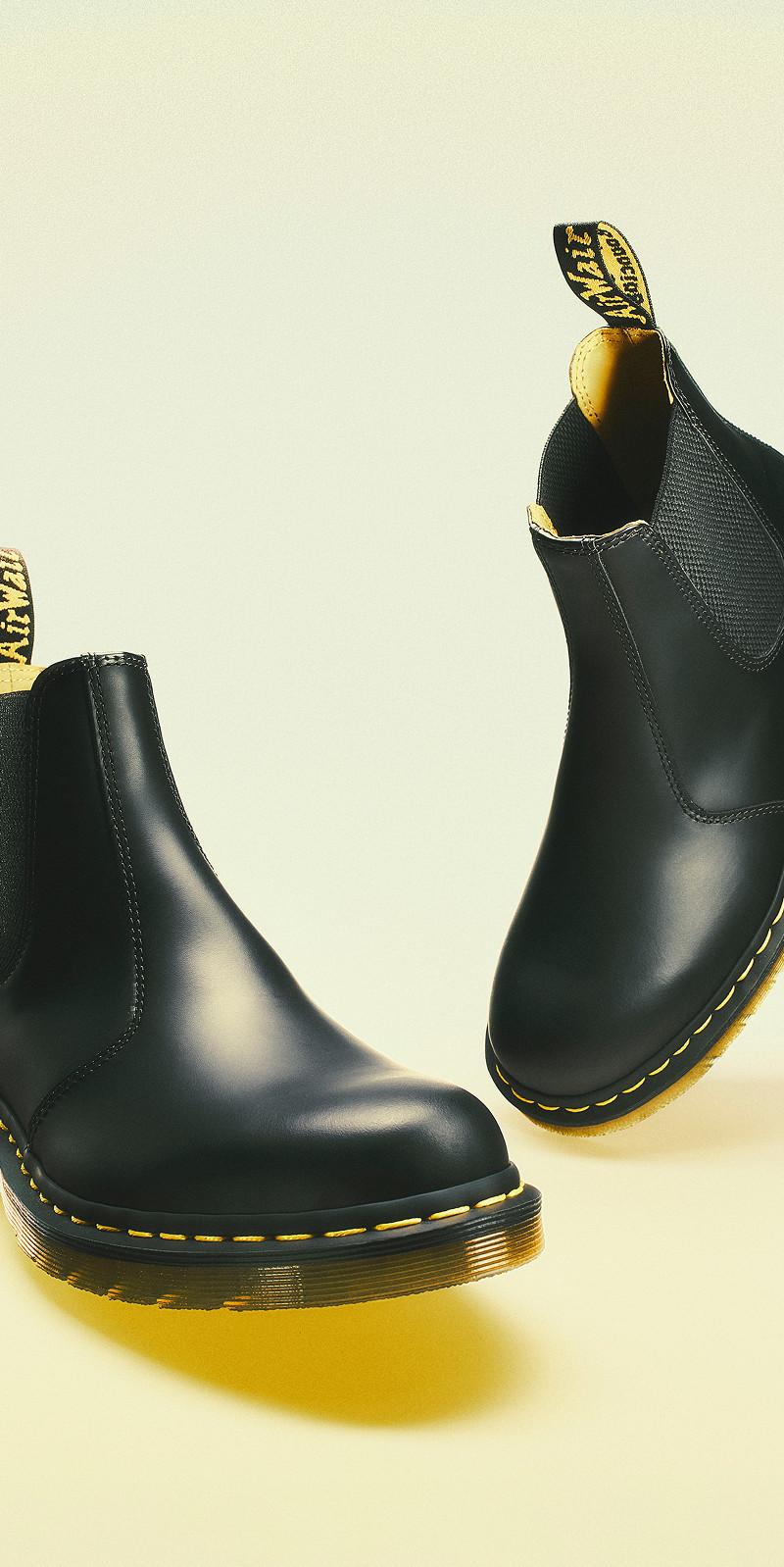 Botines Chelsea de piel negra con elásticos laterales, pespunte amarillo y tiradores