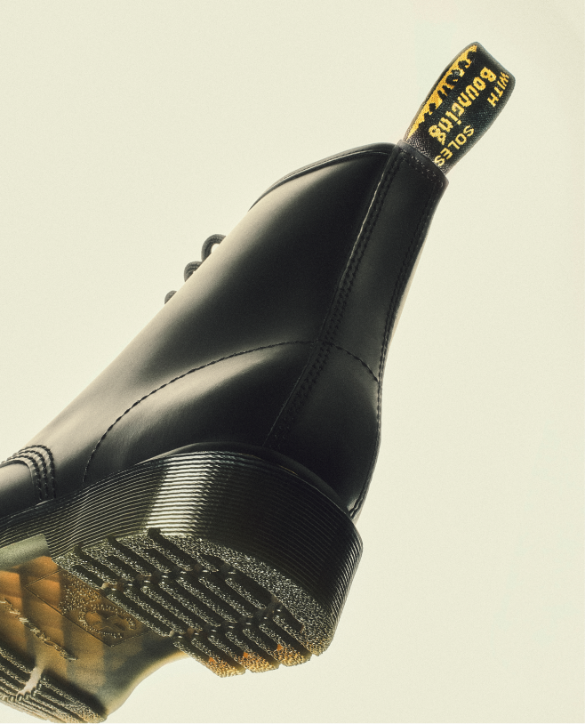 Nahaufnahme eines schwarzen Lederstiefel-Absatzes mit Rillensohle und gelber AirWair-Schlaufe
