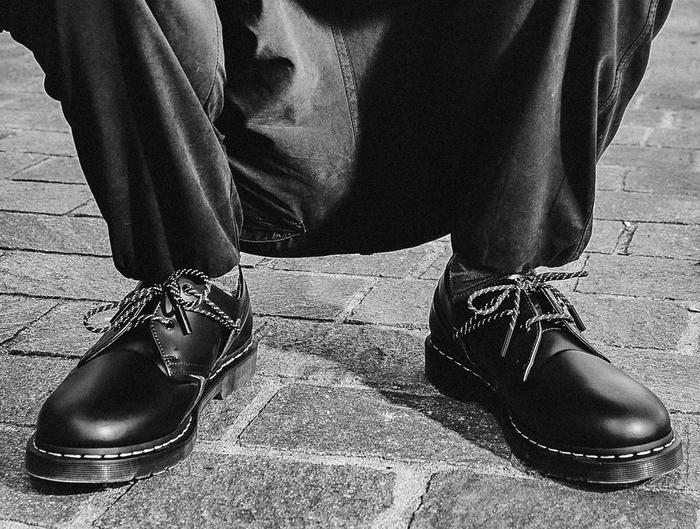 Dr martens hombre outfit negro sale