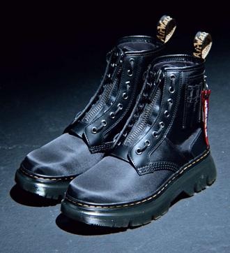 Mustat Dr. Martens -saappaat, vetoketju edessä ja lenkit kantapäässä.