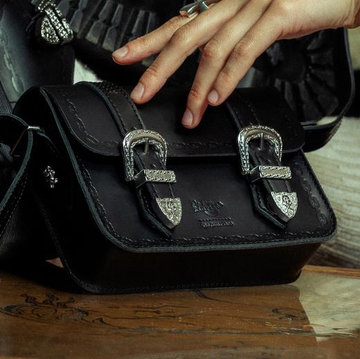 E_A4_CLB_LP_TGF_SATCHEL_IMAGE_DESKTOP?w=966&fmt=auto&alt=default