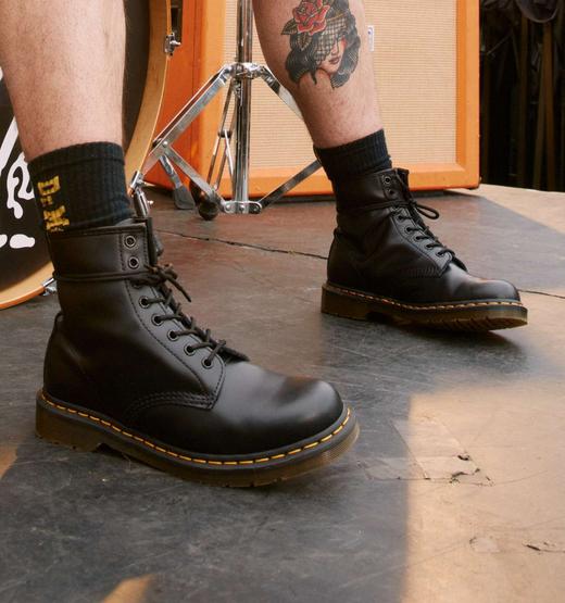 E_S2_HMP_JUL_TILE_STAFF_STYLING_1460_LEG_DOWN_HIM_DESKTOP_1?w=520&fmt=auto&alt=default