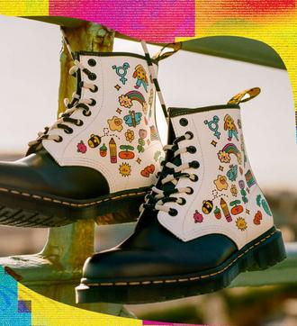 Valkoiset saappaat värikkäillä kuvioilla ja mustilla kärjillä.