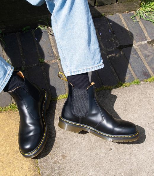 Como llevar las botas Chelsea de Dr. Martens