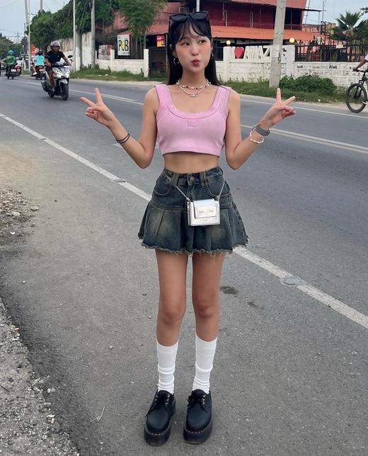 E_S5_EVG_90S_SHOES_3_DESKTOP?w=1920&fmt=auto&alt=default