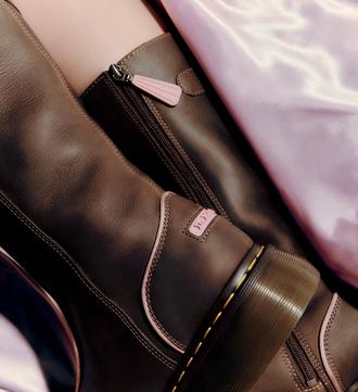 E_S6_HMP_JAN_TILE_BUZZ_BROWN_BOOT_DESKTOP?w=481&fmt=auto&qlt=default			